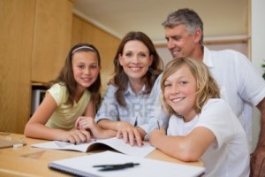 genitori-aiutano-i-loro-figli-con-i-compiti