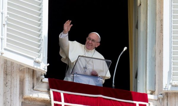 Ucraina: Papa, ho il cuore straziato, tacciano le armi. Papa Francesco all’Angelus, ‘urgente aprire corridoi umanitari’